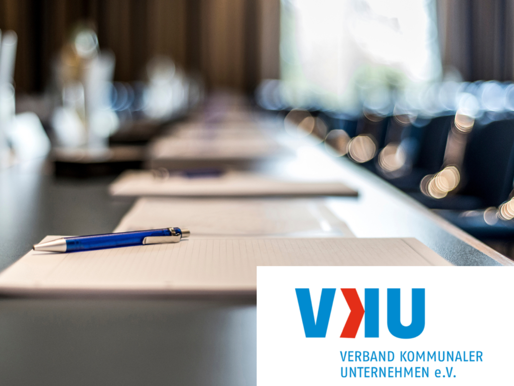 Koferenzbild mit VKU-Logo